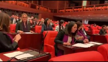 Kadın vekillerden Meclis'te Soylu'ya karşı 'Las Tesis' protestosu