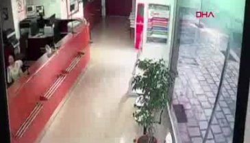 Direksiyonda fenalaştı, otomobille açık öğretim bürosuna daldı