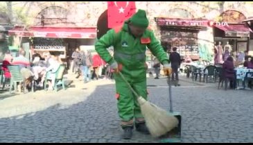 "Çizmeli" değil, "Bereli" kedi! Bursa'da sokak kedisine bere takınca...