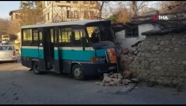 Minibüs duvara çarptı