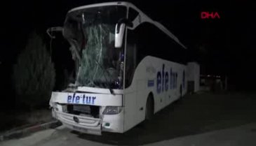 Yolcu otobüsü kamyonla çarpıştı: 1'i ağır 10 yaralı