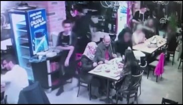 Bebek sandalyesine çarpan 17 yaşındaki garsonu dövdüler