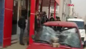 Bursa'da babasının arabasını parçaladı