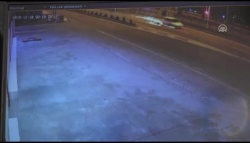 Alev alan otomobilden çıkan sürücü kaçtı