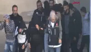 Bereyle yüzünü tamamen kapatan şüpheli, yürümekte zorlandı