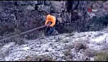 İki kayanın arasına sıkıştı