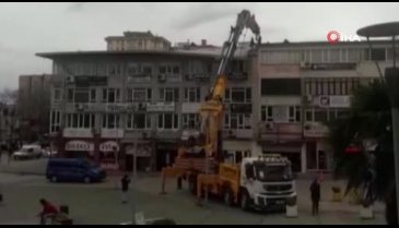Bursa'da iş hanının çatısı kaydı!