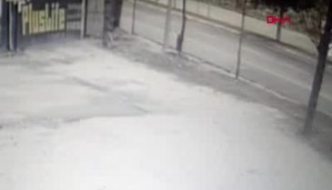 Yolda yürüyen kişiye tahta plaka çarptı