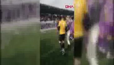 Yeşil sahada evlenme teklifi etti
