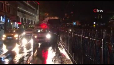 Otobüs tramvay bariyerlerine çarptı