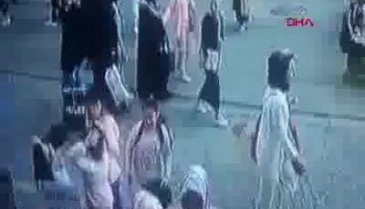 Yanındaki kadını döven kişiye dayak kamerada