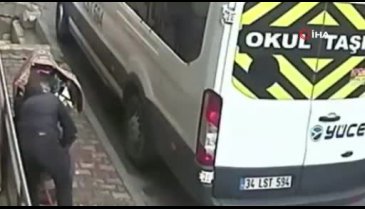 Sokaktan geçen araçlara aldırmadı... Motosikleti böyle çaldı