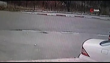 Halk otobüsünün kırılan kapısından düştü