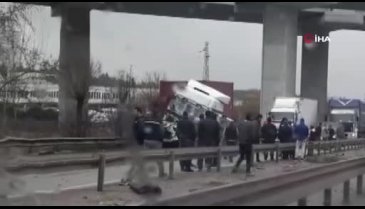 Bursa iki tır çarpıştı, kilometrelerce araç kuyruğu oluştu