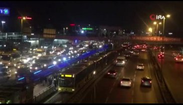Metrobüste uzun kuyruklar oluştu