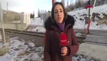 Sürücü trenin geçişini beklememek için bariyeri kırdı