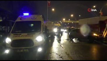 Otomobil refüje çarptı 5 kişi yaralandı