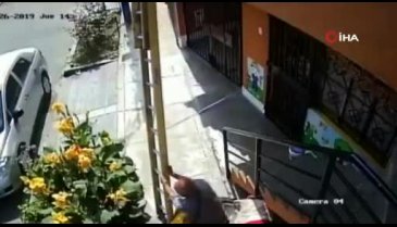 Yaşlı adam yoluna çıkan merdiveni sallayıp boyacıyı düşürdü