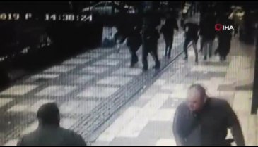 Vatandaşların üstüne cam düştü