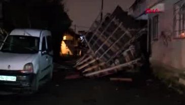 Şiddetli rüzgarda evin çatısı uçtu