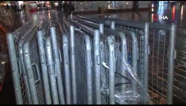 Yılbaşı öncesi Taksim Meydanı'na polis bariyerleri getirildi