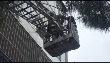 Bursa'da yangın çıkan apartmanda mahsur kalanları itfaiye kurtardı