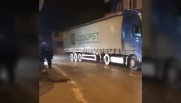 Bursa'da yolda kalan tırı vatandaşlar kurtardı