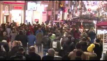 İstiklal Caddesi'nde insan seli