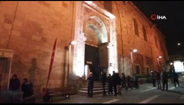 Bursa'da yeni yılın ilk günü Ulucami doldu taştı, trafik kilitlendi
