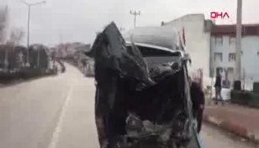 Bursa'da hafif ticari araçla minibüs çarpıştı: 4 yaralı