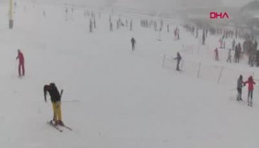 Yeni yılı Bursa Uludağ'da geçiren tatilciler pistleri doldurdu