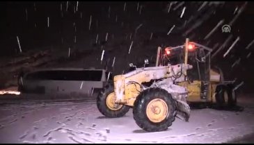 Erzincan'da yolcu otobüsünün iş makinesine çarpması sonucu 17 kişi yaralandı