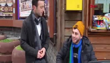 Kemençe sesini duyunca yerinde duramıyor