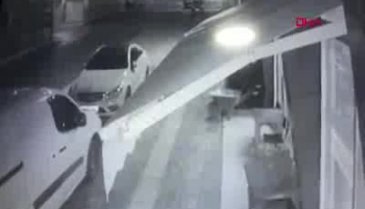 Bursa'da freni boşalan kamyonetin park halindeki araçlara çarpma anı kamerada