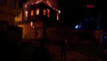 İki katlı evi küle çeviren yangında 3 kişi dumandan etkilendi