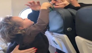 Gülşen'in oğlu ile Tarkan'ın dinozor oyunu