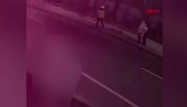 Kaldırımda yürüyen kadının üstüne yanan adam düştü