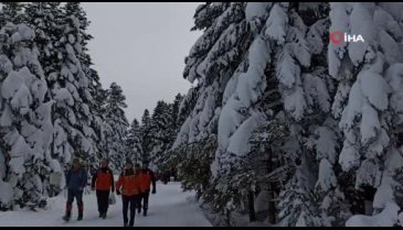 Bursa Uludağ'ın zirvesinde kar helvası yapıp yediler