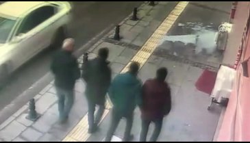 Kontrolden çıkan otomobil dükkana çarptı