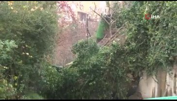 Villa bahçesinin istinat duvarı çöktü