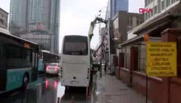 Reklam panosundan kopan parça kafasına düşen kişi öldü