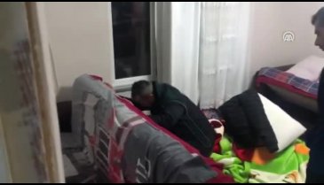 Bursa'da şafak baskını yapılan operasyonda çöp evde gizlenen uyuşturucu ele geçirildi