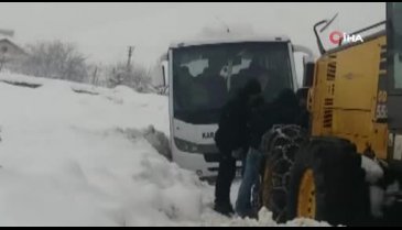 Midibüs kara saplandı, ekipler kurtardı