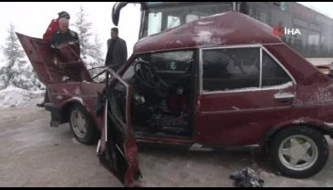 Belediye otobüsüyle otomobil çarpıştı: 2 ölü