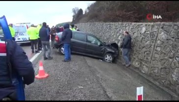İstinat duvarına çarpan otomobildeki 4 kişi yaralandı