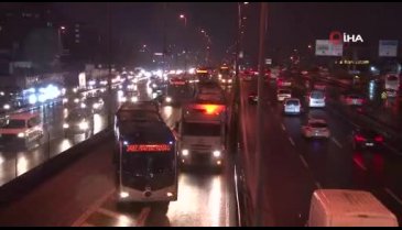 Metrobüs arıza yaptı, uzun kuyruklar oluştu