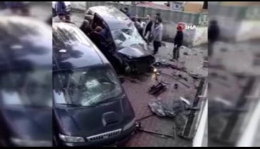 Araç binanın duvarına çarptı, iki kişi araçta sıkıştı