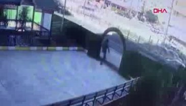 Minibüs kaldırımda yürüyen 2 kişiye çarptı