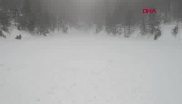 Bursa'da buz tutan göletin üzerinde kar topu oynadılar