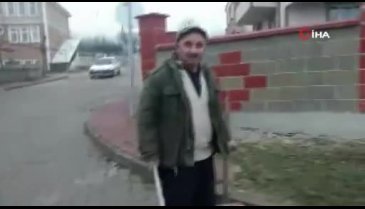 Bursa'da her gün oturduğu caddeyi temizliyor